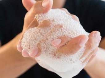 Ученые: антимикробные добавки в мыле, шампунях и зубной пасте вызывают рак